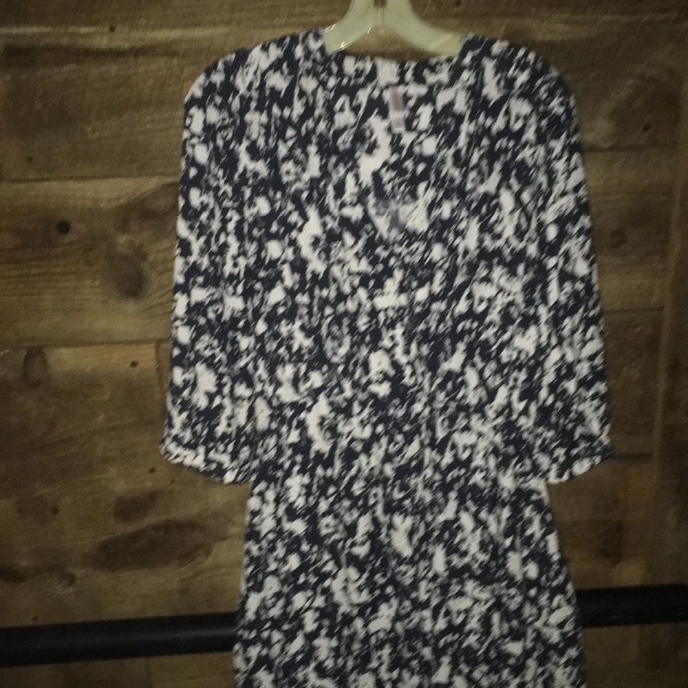 Xhiliaration B&W L/S dress deep v-neck Sz L